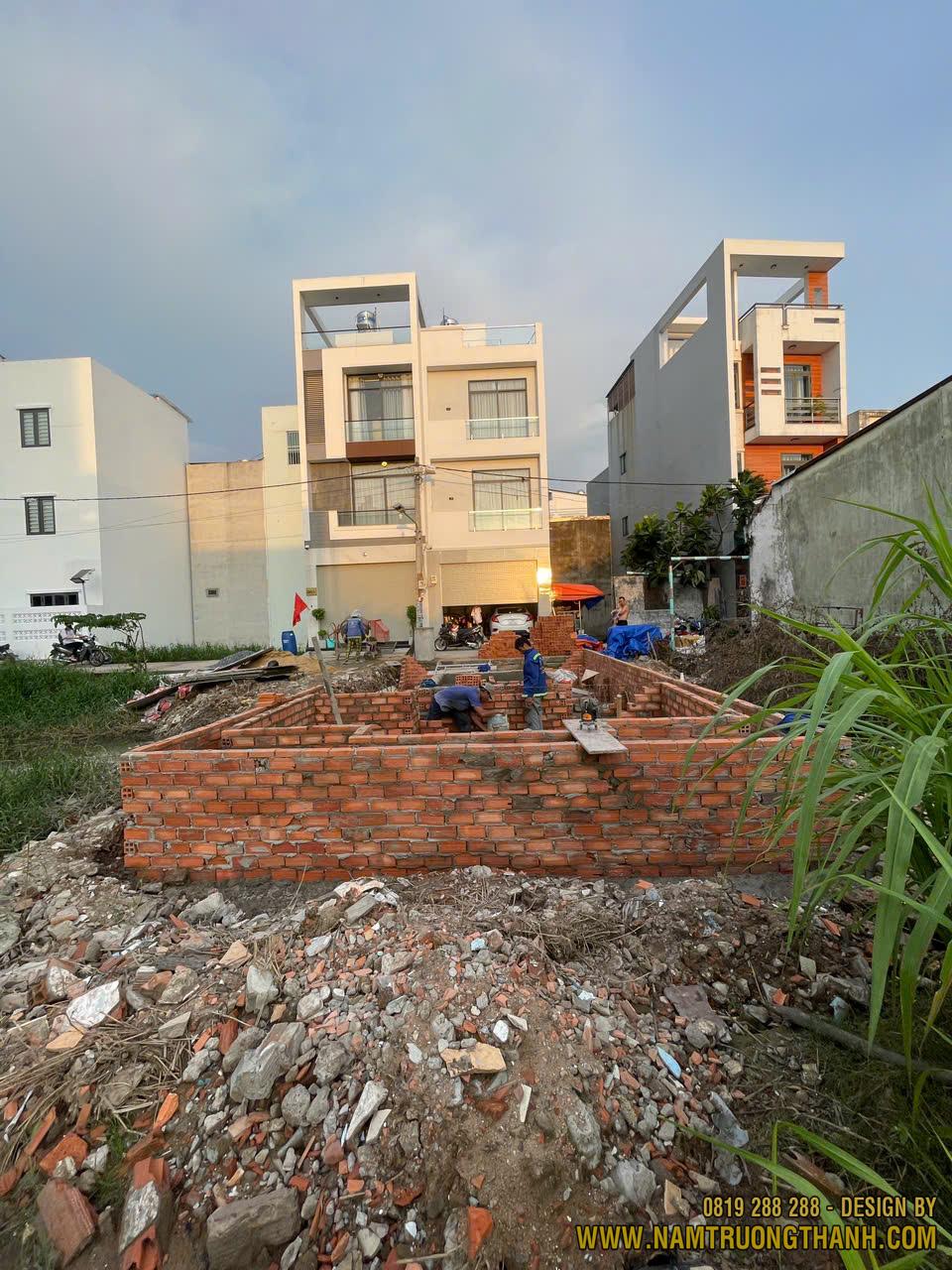 Tác hại khi thi công cải tạo nhà cũ vào mùa mưa bão gây lầy lội, chậm tiến độ và giảm chất lượng xây tô tường gạch.