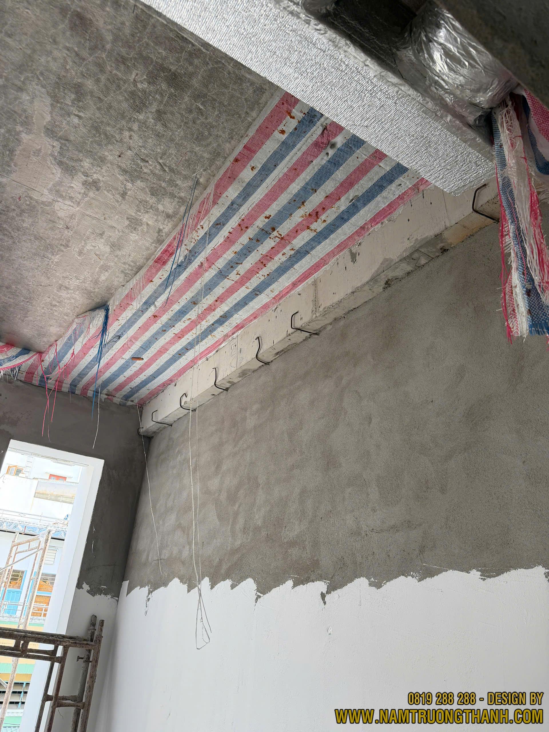 Kiểm tra cốt tường phẳng và kỹ thuật đóng lưới chống nứt khi thực hiện quy trình nghiệm thu từng hạng mục xây thô.
