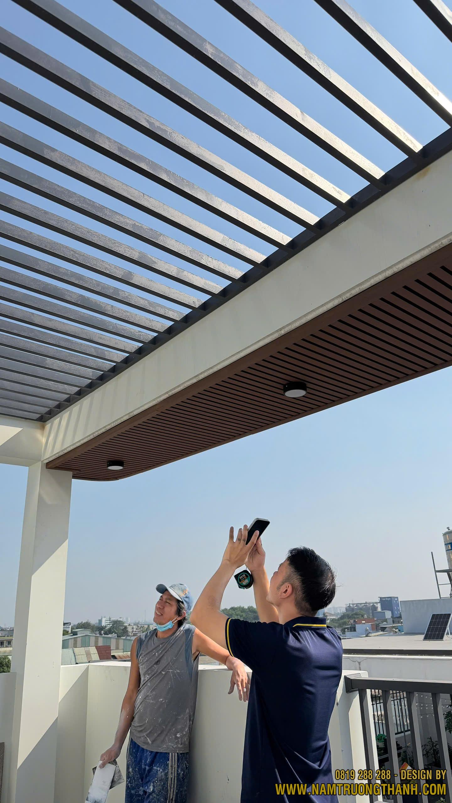 Kỹ sư giám sát độc lập kiểm tra cao độ, kích thước hình học và chất lượng hoàn thiện mái để báo cáo cho chủ nhà từ xa.