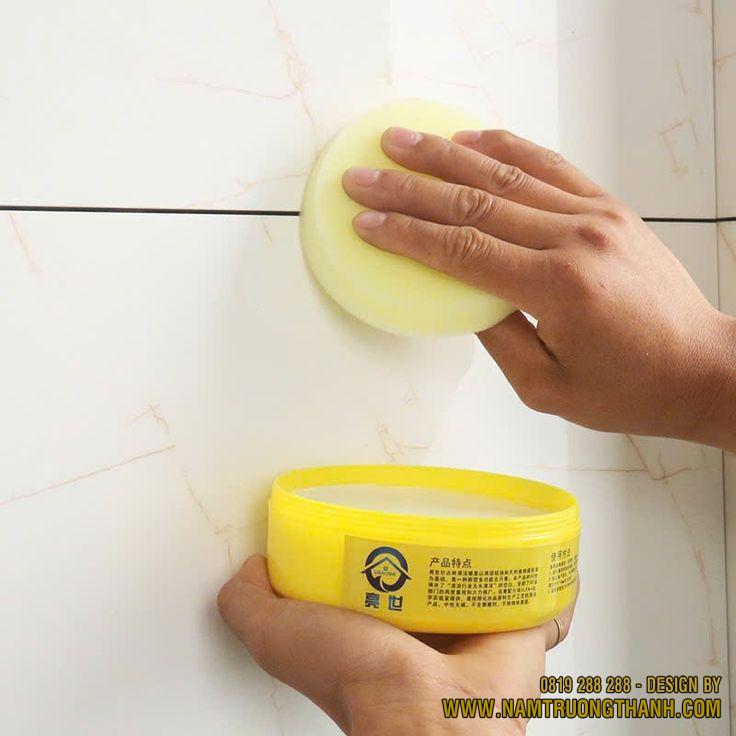 Hướng dẫn bôi sáp chống dính dọc hai bên mép gạch trước khi bắn keo ron để bảo vệ bề mặt men gạch và dễ bóc keo thừa.