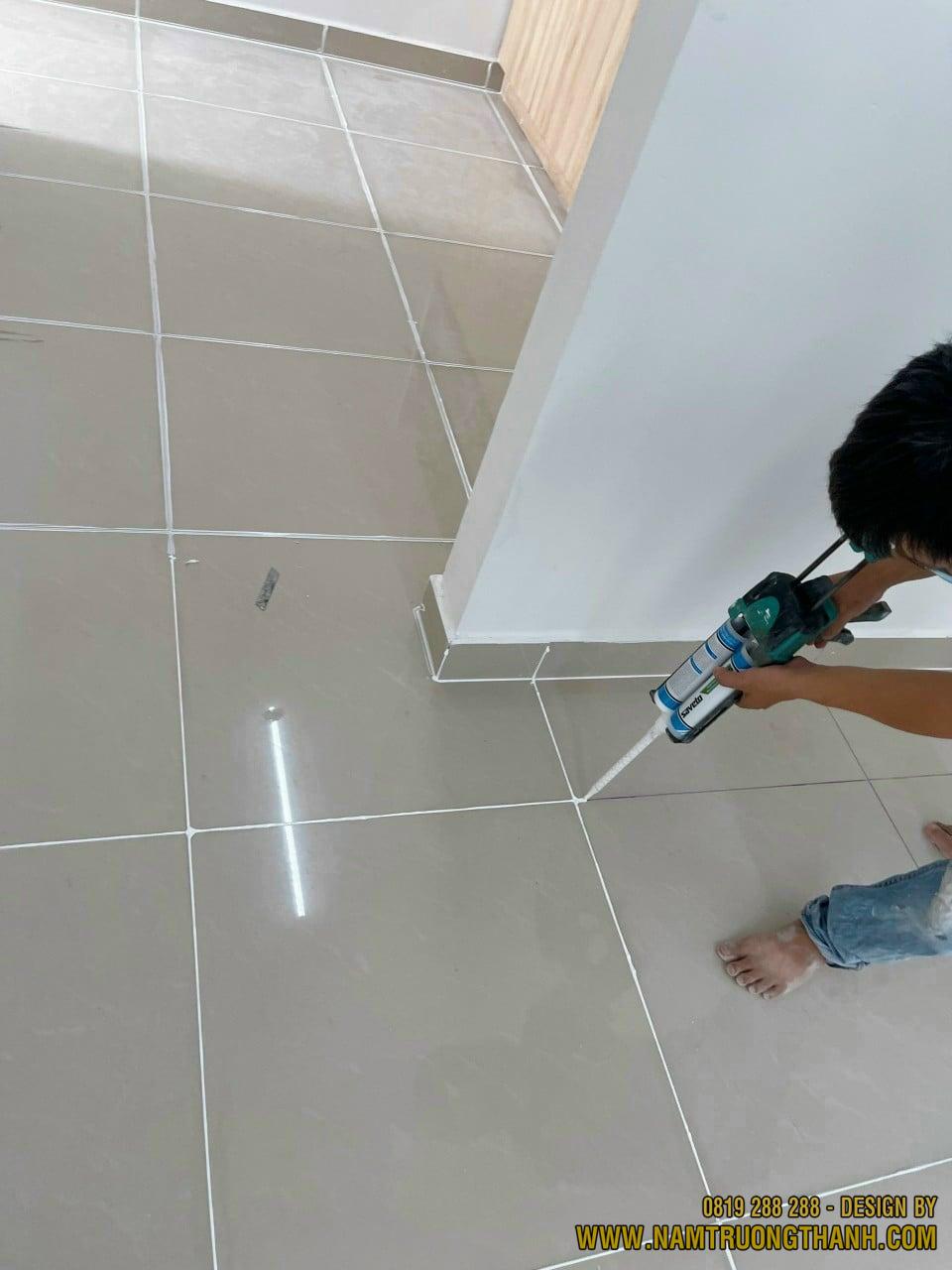 Cách bơm keo ron đều tay, liên tục vào khe gạch bằng súng bắn keo đôi để tránh bọt khí và đứt gãy mạch.