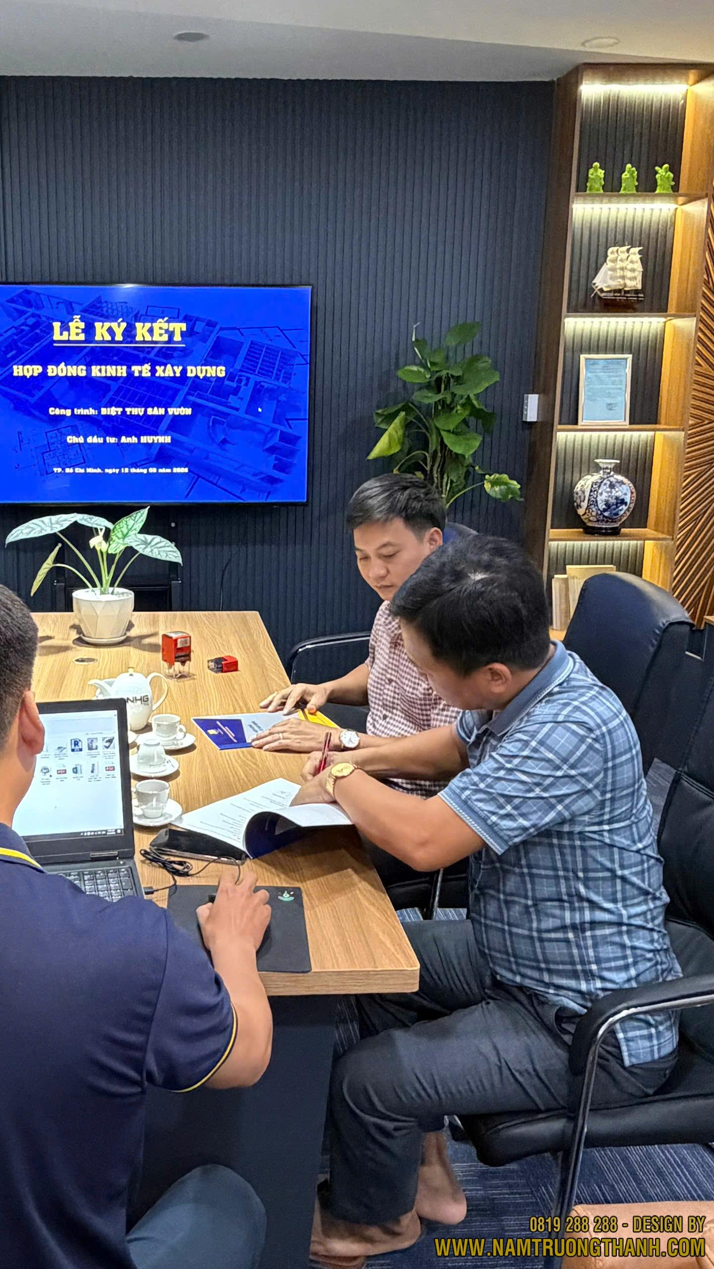 Chủ nhà cần đọc kỹ hợp đồng xây dựng trọn gói về tiến độ, điều khoản phạt và bảo hành trước khi đặt bút ký.