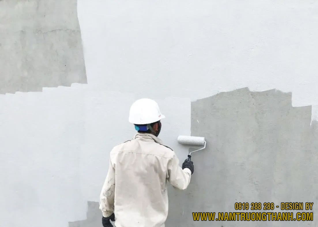 Thi công sơn lót trực tiếp lên lớp vữa trát cần đảm bảo tường đã khô hoàn toàn và sạch bụi bẩn để tránh bong tróc.
