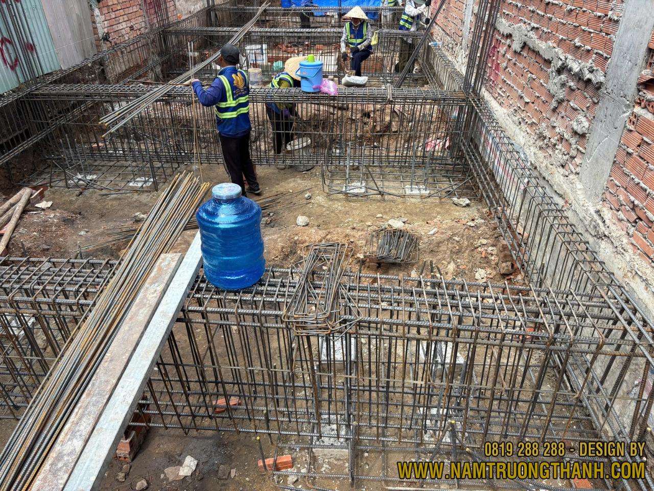 Lắp đặt cốt thép móng nhà trước khi đổ bê tông